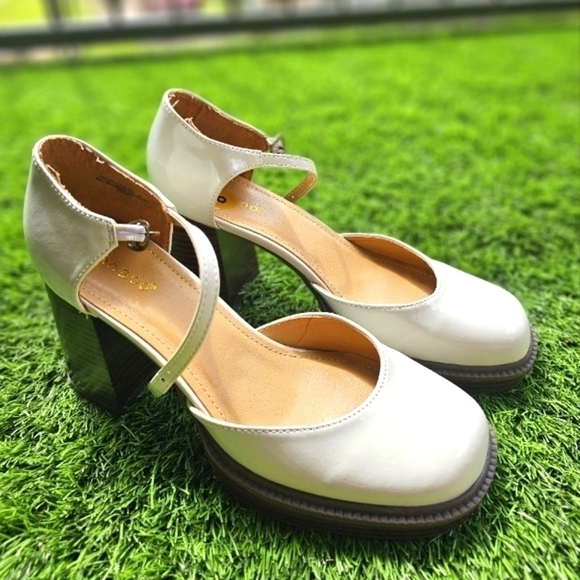 Bamboo heels women's size 8 brand new in color white, 3inches long exellent - Picture 1 of 8
